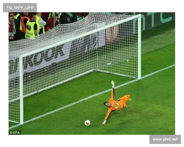 守门员如何通过观察射门员的细节判断点球射门方向技巧解析