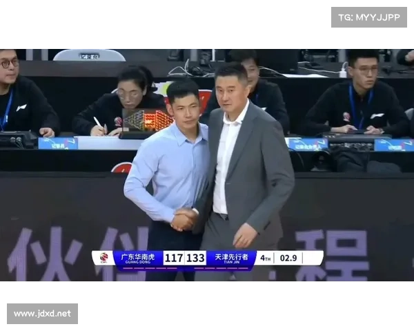 张庆鹏高度评价大卫詹姆斯的拼搏精神与职业态度，赞其无私奉献与坚韧不拔